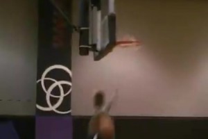 當(dāng)年熱火隊(duì)內(nèi)扣籃秀，詹姆斯展現(xiàn)各種絕活，韋德拿手機(jī)記錄！